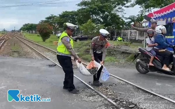Thumbnail Berita - Polresta Cilacap Perbaiki Perlintasan Kereta Api Randegan Demi Keamanan Pemudik Lebaran