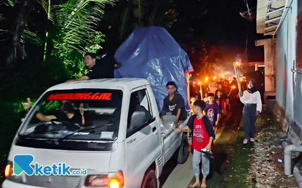 Takbir Keliling di Pacitan: Sound Horeg Diangkut Roda Empat, Langit Berkilau Kembang Api