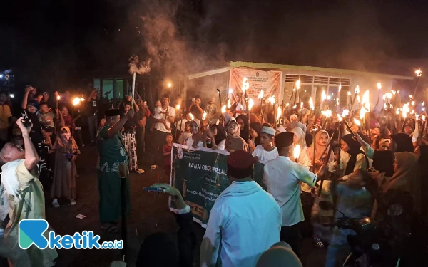 Thumbnail Berita - Gelar Pawai Obor Keliling, Pemuda Desa Kupal Halsel Diapresiasi Kades Sanusi La Riaga