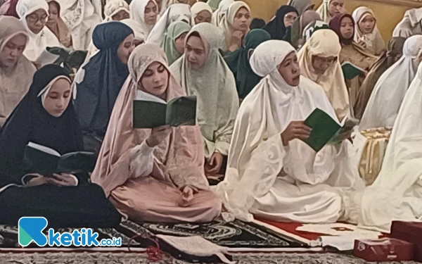 45 Ribu Jemaah Padati Ibadah Salat Id di Masjid Agung Surabaya