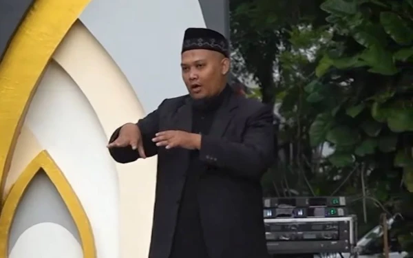 Thumbnail Berita - Dengarkan Aspirasi Warga, Sholat Idulfitri di Balai Kota Surabaya Gunakan Penerjemah Bahasa Isyarat