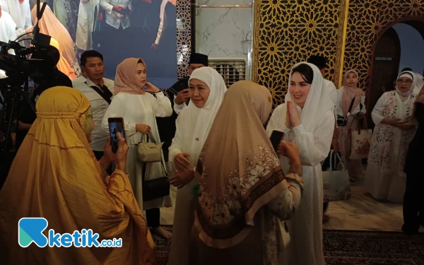 Thumbnail Jemaah Berebut Salaman dan Swafoto dengan Gubernur Khofifah di Masjid Nasional Al Akbar Surabaya