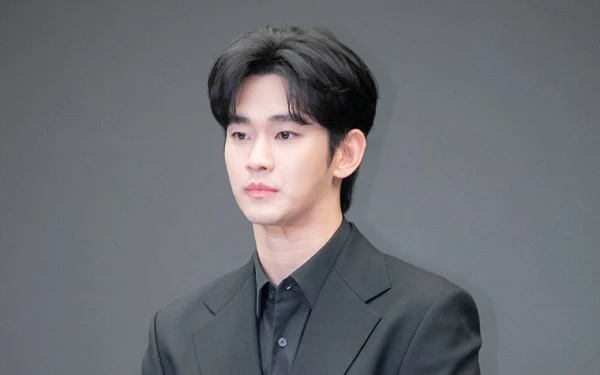 Thumbnail Berita - Kim Soo Hyun Ungkap Mengapa Tak Tanggapi Foto dengan Kim Sae Ron saat Drama Queen of Tears Tayang