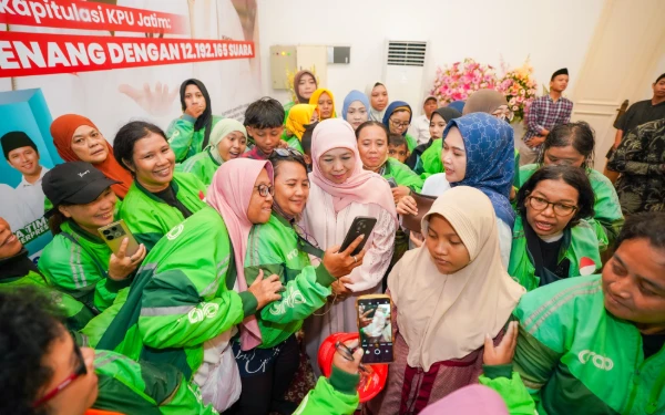 Thumbnail Berita - Driver Ojek Online Geruduk Rumah Gubernur Jatim, Khofifah: Mereka Srikandi Jawa Timur Sebenarnya