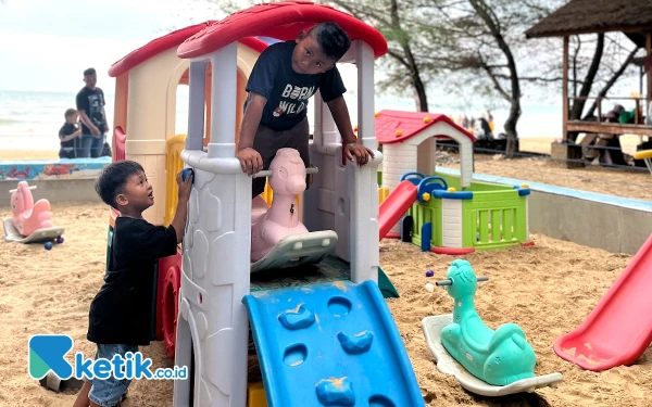 Thumbnail Berita - Sediakan Spot Foto Estetik di Momen Libur Lebaran, Pengunjung Pantai Lon Malang Meningkat Signifikan