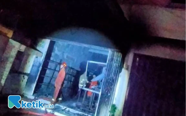 Thumbnail Berita - Ruko Aneka Seblak Kebakaran, Pemadaman Api 2,5 Jam Gara-Gara Mesin Truk Rusak