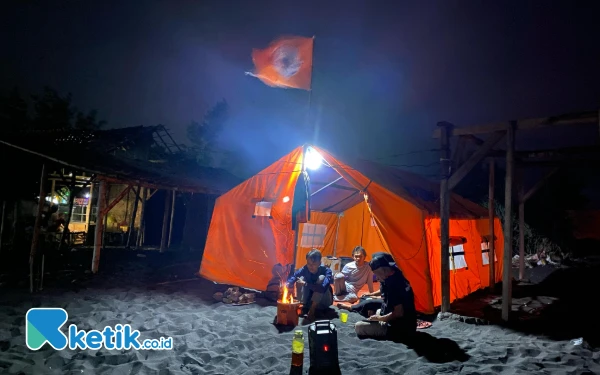 Thumbnail Berita - Suka Duka Relawan di Jember, Jaga Pantai Sampai Dirikan Tenda 24 Jam di Tengah Waktu Silaturahmi Lebaran
