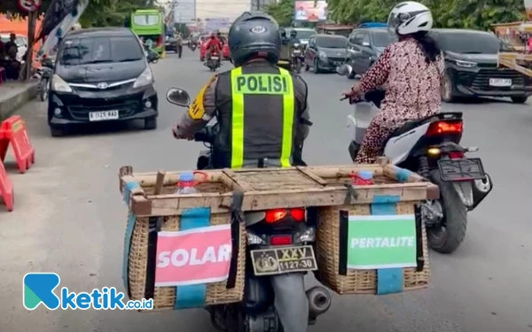 Thumbnail Berita - Anggota Polres Lampung Tengah Bawa BBM Sambil Patroli untuk Bantu Pemudik