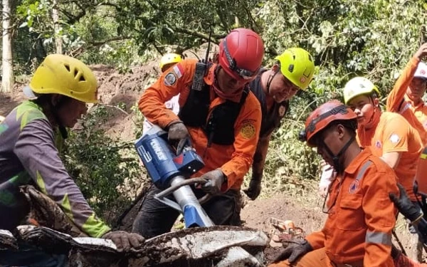 Thumbnail Longsor Cangar Tewaskan 10 Orang, Ini Tanggapan Gubernur Khofifah