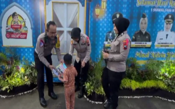 Bakti Sosial, Polisi Bagikan Souvenir kepada Pemudik di Rest Area 338A Pekalongan