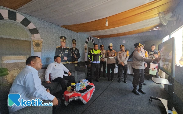 Thumbnail Berita - Menkopolhukam Budi Gunawan Tinjau Pos Pam Operasi Ketupat Semeru 2025 di Blitar, Apresiasi Kesiapsiagaan Polres
