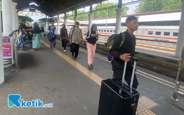 Thumbnail Berita - KAI Daop 8 Surabaya Klaim Tak Ada Lonjakan Penumpang Arus Balik Akibat Kebijakan WFA