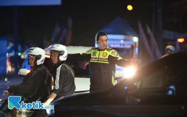 Thumbnail Berita - Kapolres Situbondo Atur Lalu Lintas Arus Balik Lebaran di Depan Rest Area Utama Raya