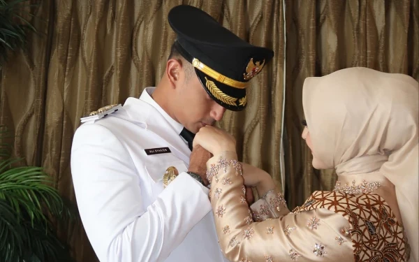 Thumbnail Berita - So Sweet, Wabup Bandung Ali Syakieb dan Margin Wieheerm dalam Sesi Pemotretan