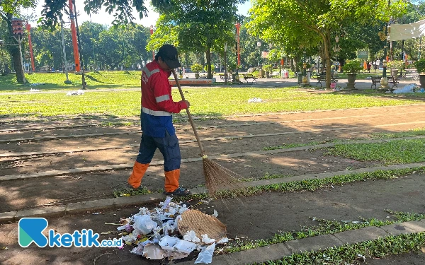 Thumbnail Alun-Alun Merdeka Malang Dihantui Sampah dan Bau Tak Sedap, Warga Tak Nyaman