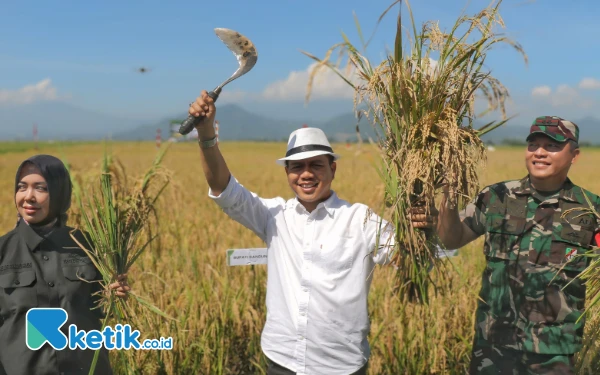Thumbnail Berita - Ikuti Panen Raya Padi Serentak Bersama Presiden, Ini 3 Kebijakan Pro Petani Bupati Bandung