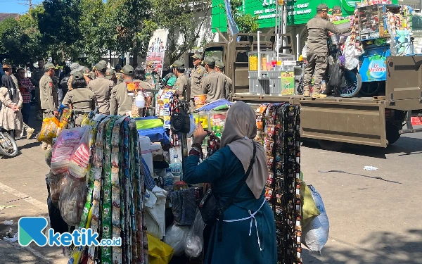 Thumbnail Berita - PKL Alun-Alun Merdeka Malang Pasrah Gerobak Diangkut Satpol PP