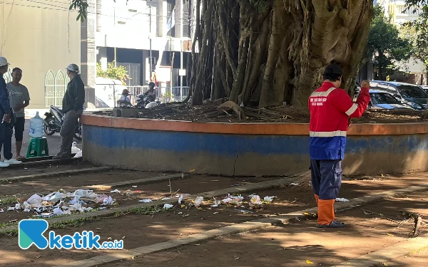 Thumbnail Alun-Alun Merdeka Malang 'Dikepung' Sampah Usai Libur Lebaran, Petugas Kewalahan