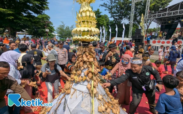 Thumbnail Berita - Festival Kupat Lepet Meriahkan Tradisi Syawalan di Jepara, Ribuan Warga Berebut Gunungan