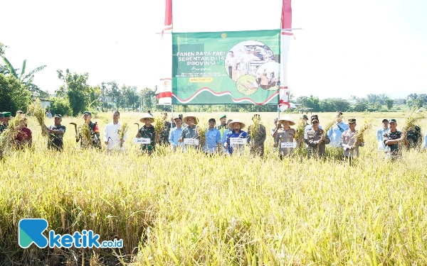 Thumbnail Berita - Bupati Bondowoso Ikuti Panen Raya Padi di Bataan