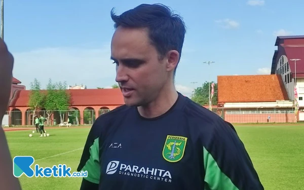 Thumbnail Paul Munster Ingin Fokus Siapkan Persebaya Lawan Persija, Singgung Soal Kondisi Hidayat