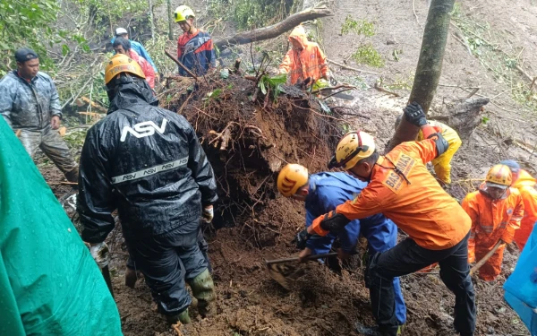Thumbnail Berita - Pasca Longsor Cangar, Dinas PU Bina Marga Mulai Siapkan Pembuatan Penyangga Bronjong dan Tanggul