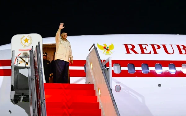 Thumbnail Berita - Berangkat Dini Hari, Prabowo Terbang ke Timur Tengah Kunjungi 5 Negara