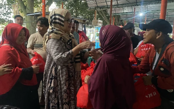 Thumbnail Berita - Anggota DPR RI Ina Ammania Bagikan 6 Ribu Paket Sembako di Bondowoso, Banyuwangi dan Situbondo