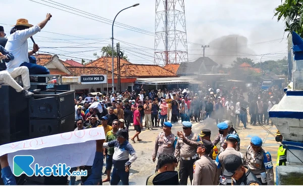 Thumbnail Berita - Demo Tuntut Pilkades 2025 Digelar di Banyuates Ricuh, Massa Aksi dan Polisi Saling Dorong dan Pukul