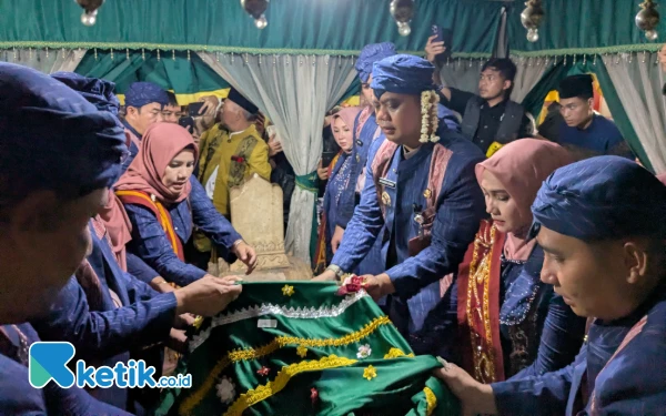 Thumbnail Berita - Bupati Jepara Pimpin Prosesi Sakral Penggantian Kain Luwur di Makam Ratu Kalinyamat