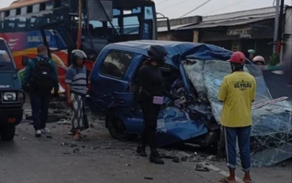 Thumbnail Kecelakaan Maut Mobil Vs Bus di Gresik, 7 Orang Tewas