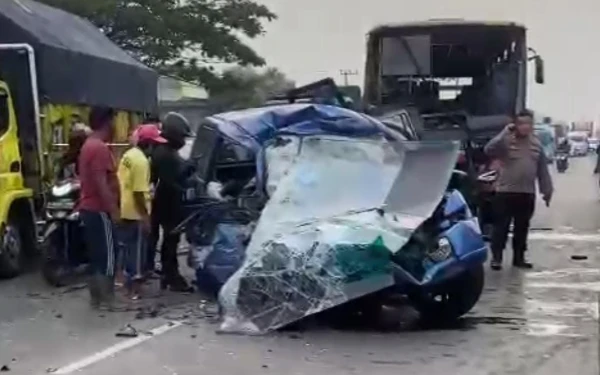 Thumbnail Tragis! 7 Orang Tewas Kecelakaan Panther vs Bus di Gresik, Ini Daftar Identitas Korban