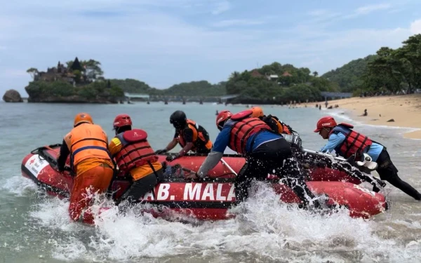 Thumbnail Berita - Hari Kedua Pencarian, Santri yang Terseret Ombak di Pantai Balekambang Malang Belum Ditemukan