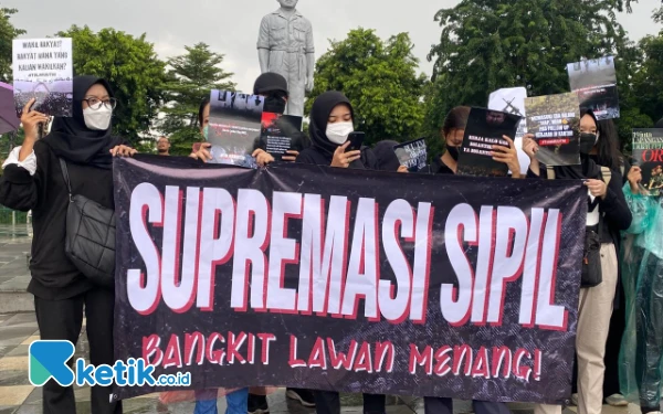 Thumbnail Meski Hujan Mengguyur, Aksi Demo Tolak Revisi UU TNI Berlangsung Damai