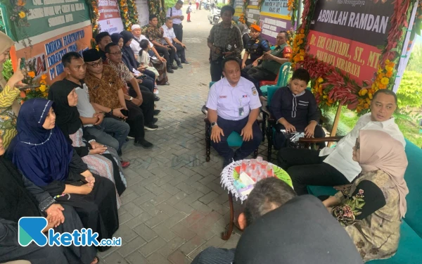 Thumbnail Berita - Wali Kota Surabaya Jamin Pendidikan Putra Masinis yang Jadi Korban Kecelakaan Kereta vs Truk