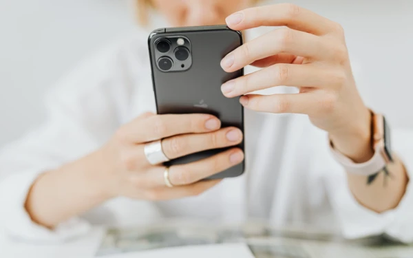 Marak Tren Sewa iPhone Demi Gengsi, Pakar IT Ingatkan Ancaman Keamanan Digital