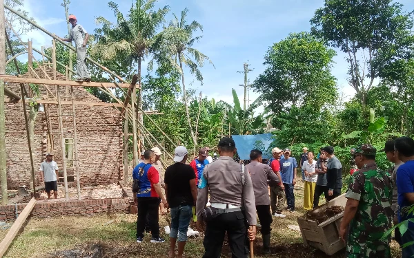 Thumbnail Berita - Kepedulian Kapolsek Tegalampel Bondowoso Bantu Warga Tak Mampu Bangun Rumah Layak Huni