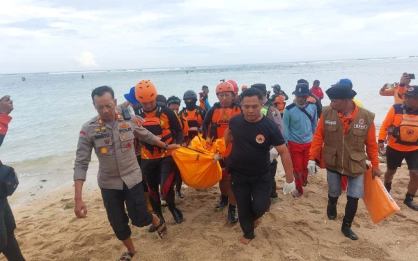 Thumbnail 1 Santri Terakhir Terseret Ombak Pantai Balekambang di Malang Ditemukan Meninggal