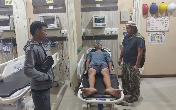 Thumbnail Berita - Keluarga Korban Dugaan Penganiayaan  di Jambesari Angkat Bicara, Sebut Terlapor Bogem Sembari Memegang Sajam