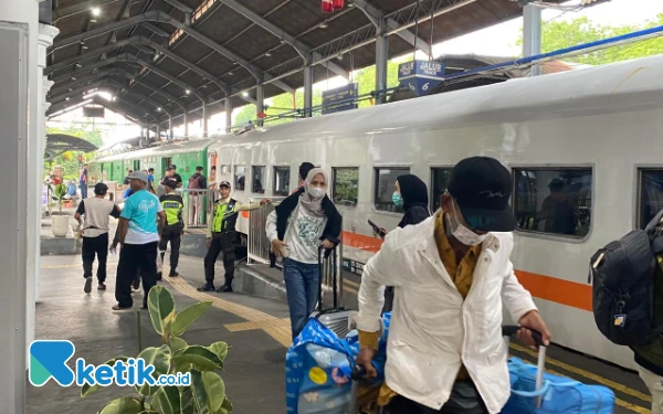 Thumbnail Berita - KAI Daop 8 Surabaya Catat Layani 968 Ribu Penumpang pada Angkutan Lebaran 2025