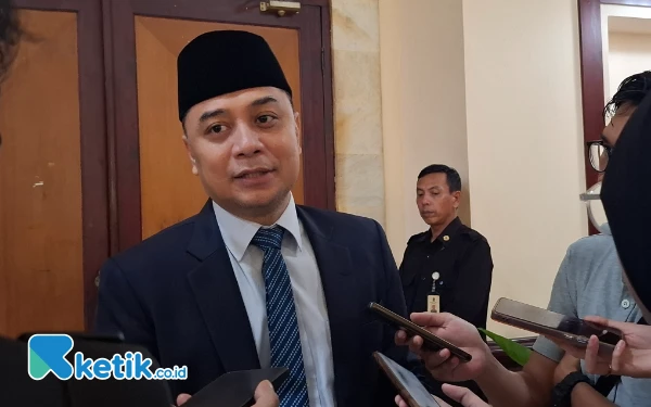 Thumbnail Pemkot Surabaya Akan Bantu Dampingi Karyawan yang Ijazahnya Ditahan Perusahaan untuk Lapor Polisi