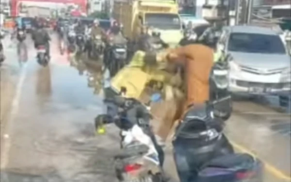 Thumbnail Berita - Palembang Dikepung Banjir, Warga Berpakaian ASN Saling Pukul di Genangan Banjir