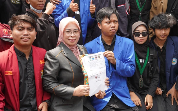 Meski Sempat Ricuh, Ketua DPRD Lumajang Tetap Temui Aksi Mahasiswa Tolak Revisi UU TNI
