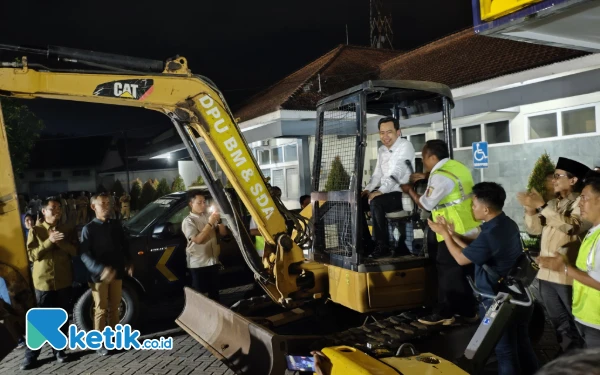 Thumbnail Berita - Bupati Fawait Janji Perbaiki Jalan Rusak di Jember Pekan Ini