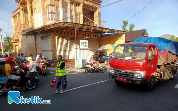 Thumbnail Berita - Bau dan Macet Truk Sampah Bikin Warga Sananwetan Geram, Protes Tak Digubris DLH Kota Blitar