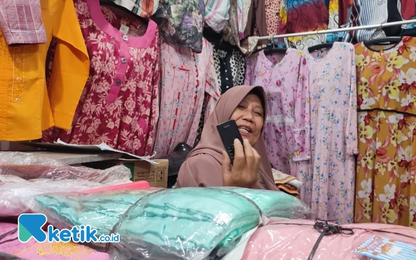 Thumbnail Pasar Online dan Cerita Pedagang di Minulyo Pacitan: Terhambat Usia dan Teknologi