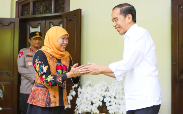 Thumbnail Berita - Bahas Isu Ekonomi Global, Khofifah Silaturahmi ke Rumah Jokowi