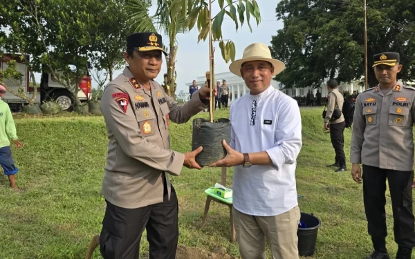 Thumbnail Arum Sabil Dampingi Kapolda Jatim Tanam Pohon Buah Nusantara
