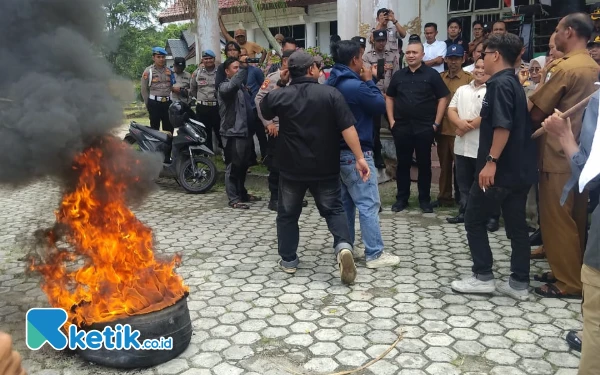 Soroti 20 Persen Plasma, 8 Aliansi Mahasiswa dan Pemuda Aceh Singkil Geruduk Gedung Dewan