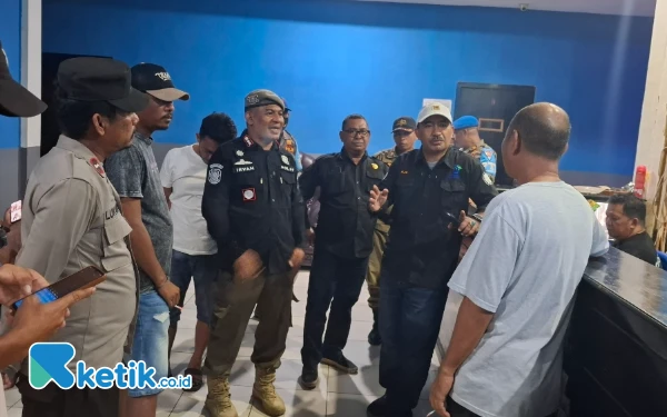 Thumbnail Berita - [FOTO] Penertiban Kafe oleh Satpol PP dan DPMPTSP Halsel